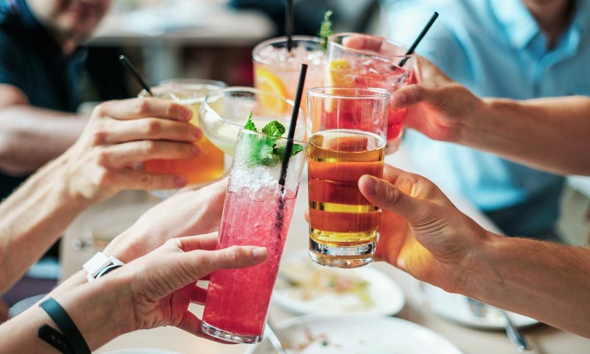 Alcool et vérité : pourquoi la boisson dévoile-t-elle nos secrets ?